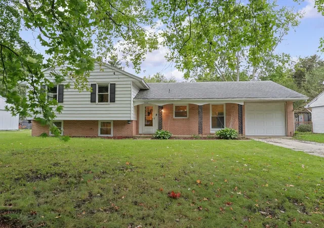 Photo 1 of Sale Pending at 905 Stratford Dr, Champaign, IL 61821 | MLS# 12754589 | Listing updated on 2026-10-05