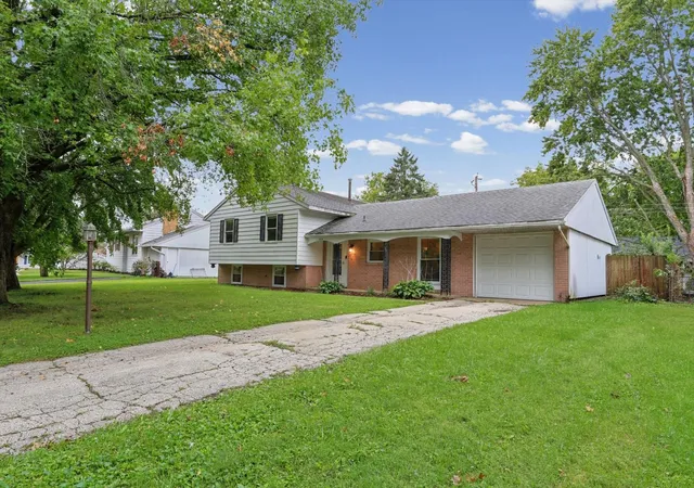 Photo 2 of Sale Pending at 905 Stratford Dr, Champaign, IL 61821 | MLS# 12754589 | Listing updated on 2026-10-05