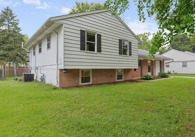 Photo 3 of Sale Pending at 905 Stratford Dr, Champaign, IL 61821 | MLS# 12754589 | Listing updated on 2026-10-05