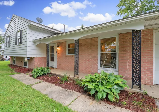 Photo 3 of Sale Pending at 905 Stratford Dr, Champaign, IL 61821 | MLS# 12754589 | Listing updated on 2026-10-05