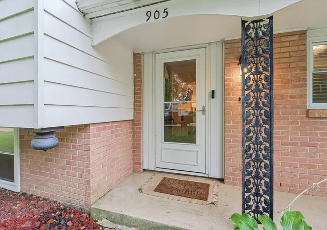 Photo 4 of Sale Pending at 905 Stratford Dr, Champaign, IL 61821 | MLS# 12754589 | Listing updated on 2026-10-05