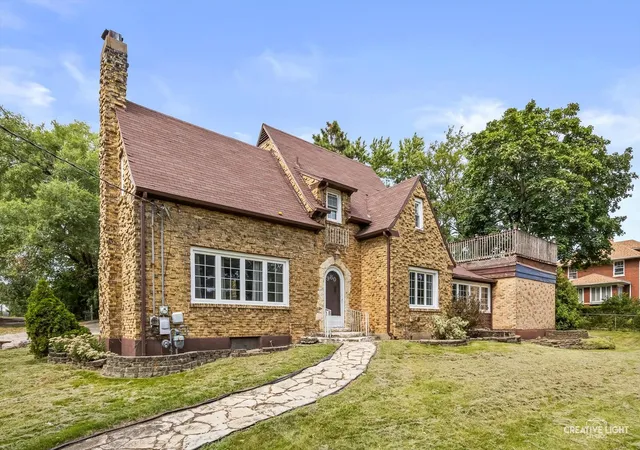 Photo 2 of Single family home for sale at 980 S State St, Elgin, IL 60123 | MLS# 12754596 | Listing updated on 2026-09-15