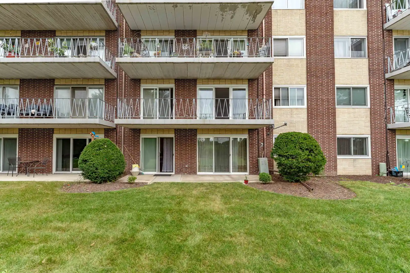 Listing Photo 2 - Condo for sale in 2900 Maple Ave located at 2900 Maple Ave, Downers Grove, IL 60515 - Unit #18A