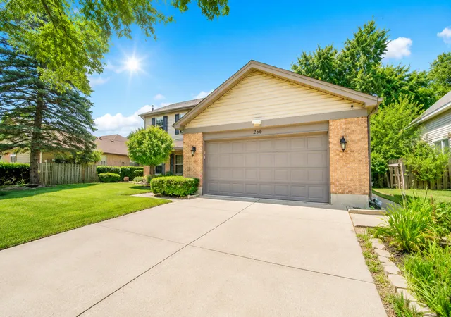 Photo 3 of Single family home for sale at 256 E Fox Hl Dr, Buffalo Grove, IL 60089 | MLS# 12754602 | Listing updated on 2026-09-15