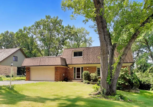 Photo 2 of Single family home for sale at 10s324 Hampshire Ln, Willowbrook, IL 60527 | MLS# 12754605 | Listing updated on 2026-09-15