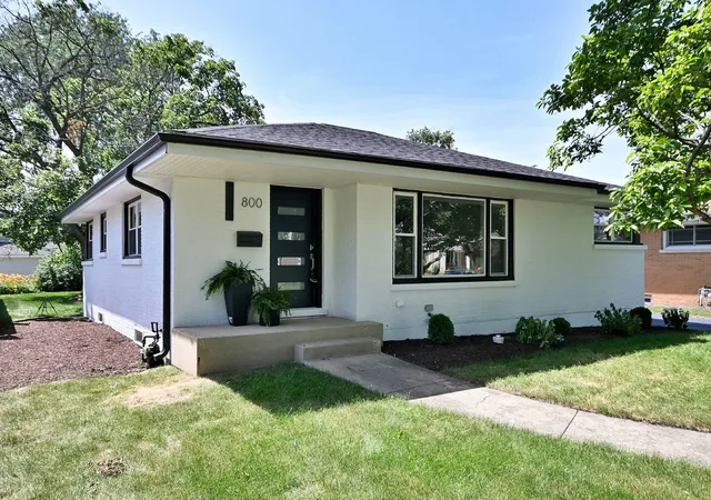 Photo 1 of Single family home for sale at 800 S Swain Ave, Elmhurst, IL 60126 | MLS# 12754611 | Listing updated on 2026-09-15