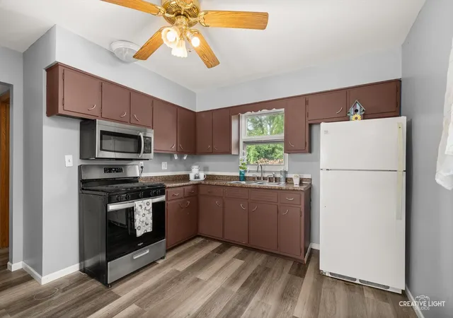 Photo 4 of Single family home for sale at 323 Kingswood Dr, North Aurora, IL 60542 | MLS# 12754645 | Listing updated on 2026-09-24