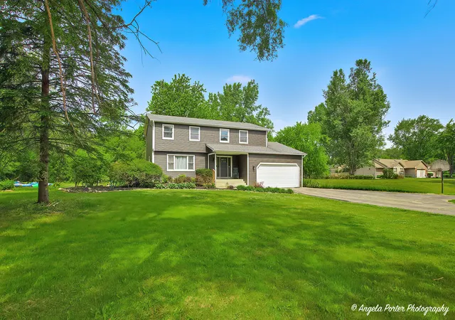 Photo 4 of Single family home for sale at 2711 Old Oak Dr, Mc Henry, IL 60050 | MLS# 12754646 | Listing updated on 2026-09-17