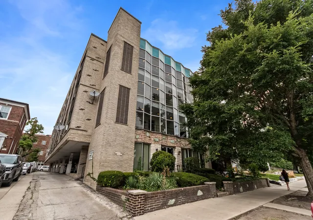 Photo 1 of Condo for sale at 938 North Blvd #402, Oak Park, IL 60301 | MLS# 12754652 | Listing updated on 2026-09-21