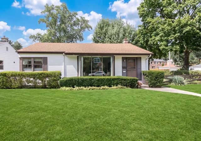 Photo 2 of Single family home for sale at 1808 Linden St, Des Plaines, IL 60018 | MLS# 12754653 | Listing updated on 2026-10-04