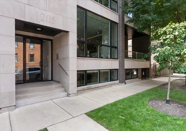 Listing Photo 2 - Condo for sale in building located at 1205 W Montana St, Chicago, IL 60614 - Unit #1W