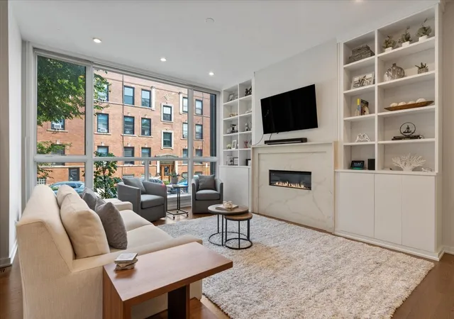 Listing Photo 4 - Condo for sale in building located at 1205 W Montana St, Chicago, IL 60614 - Unit #1W