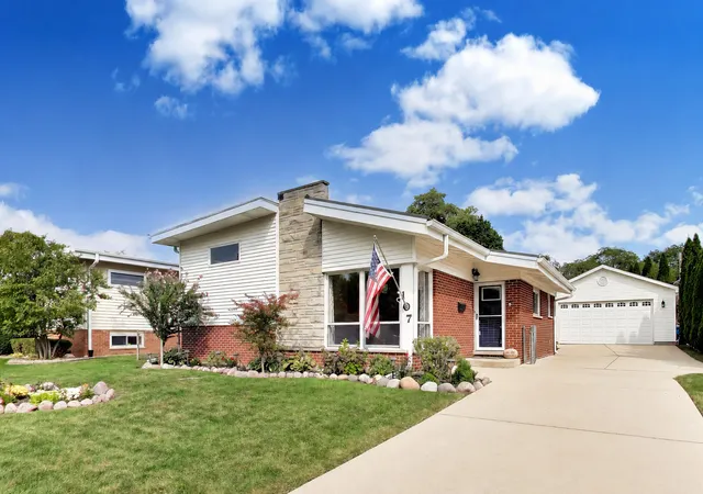 Photo 1 of Single family home for sale at 107 S Weller Ln, Mount Prospect, IL 60056 | MLS# 12754706 | Listing updated on 2026-09-19