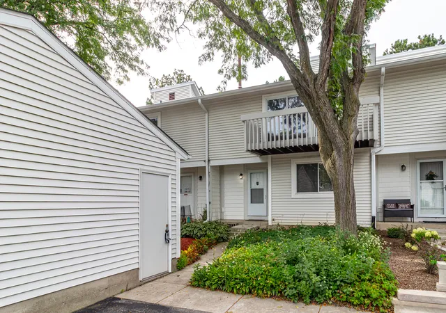 Photo 2 of Townhouse for sale at 171 Saratoga Ct, Vernon Hills, IL 60061 | MLS# 12754772 | Listing updated on 2026-09-15