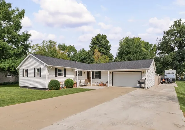 Photo 2 of Single family home for sale at 4 Cherry Ln, Villa Grove, IL 61956 | MLS# 12754801 | Listing updated on 2026-09-27