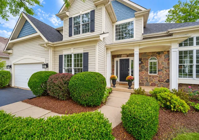 Photo 3 of Single family home for sale at 2030 Tunbridge Trl, Algonquin, IL 60102 | MLS# 12754814 | Listing updated on 2026-10-02