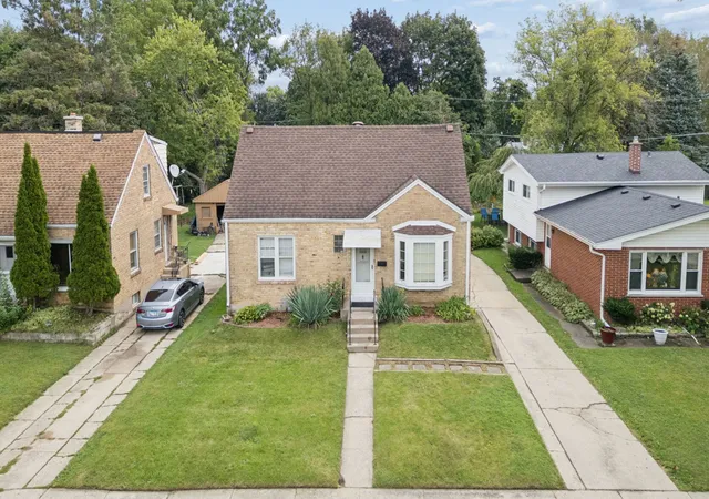 Photo 3 of Single family home for sale at 1031 Glenwood Ave, Waukegan, IL 60085 | MLS# 12754837 | Listing updated on 2026-09-19