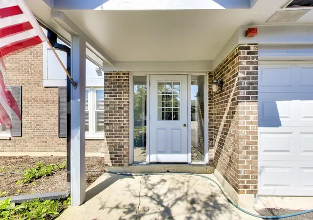 Photo 2 of Townhouse for sale at 172 Grove Ave #C, Des Plaines, IL 60016 | MLS# 12754859 | Listing updated on 2026-10-05