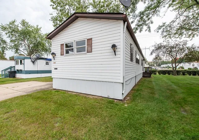 Photo 3 of Manufactured home for sale at 785 Hillcrest Ave, Park City, IL 60085 | MLS# 12754914 | Listing updated on 2026-09-15
