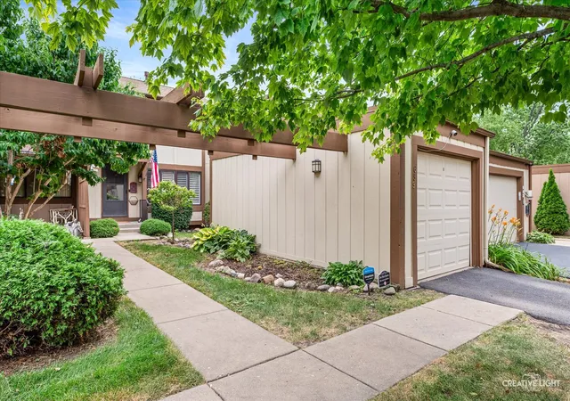 Photo 2 of Townhouse for sale at 659 Glacier Trl, Roselle, IL 60172 | MLS# 12754916 | Listing updated on 2026-10-07
