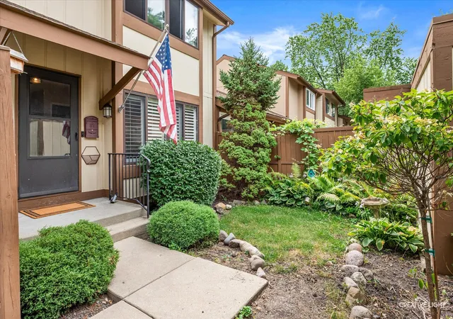 Photo 3 of Townhouse for sale at 659 Glacier Trl, Roselle, IL 60172 | MLS# 12754916 | Listing updated on 2026-10-07