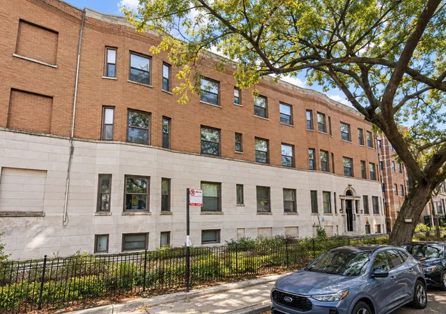 Photo 1 of Condo for sale at 925 W Addison St #2C, Chicago, IL 60613 | MLS# 12754930 | Listing updated on 2026-10-07