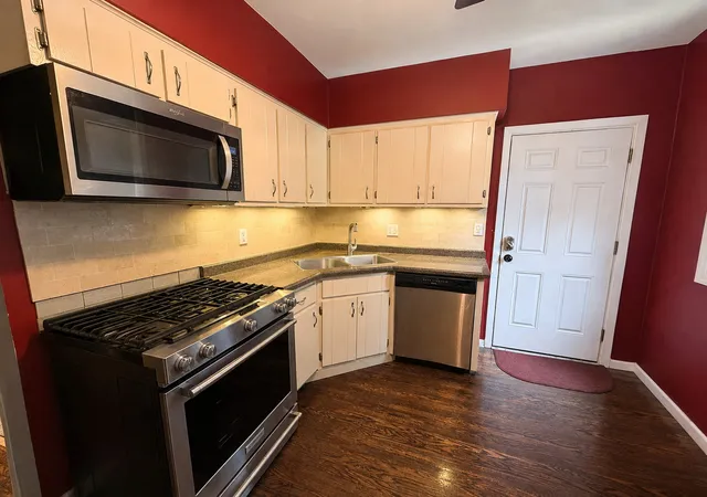 Photo 3 of Condo for sale at 925 W Addison St #2C, Chicago, IL 60613 | MLS# 12754930 | Listing updated on 2026-10-07