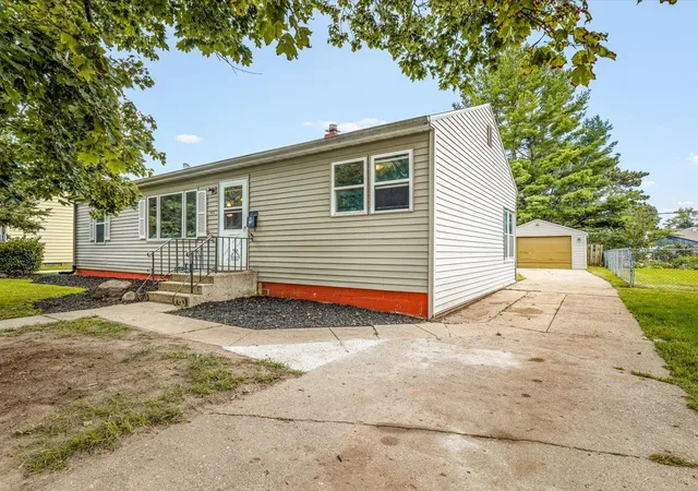 Photo 2 of Single family home for sale at 1007 E Hosmer St, Loves Park, IL 61111 | MLS# 12754973 | Listing updated on 2026-09-15