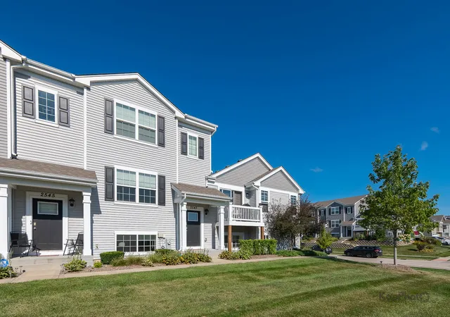 Photo 2 of Townhouse for sale at 2543 Bella Dr, Pingree Grove, IL 60140 | MLS# 12754979 | Listing updated on 2026-09-19