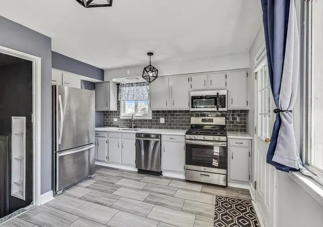 Photo 3 of Single family home for sale at 509 N Willow Rd, Elmhurst, IL 60126 | MLS# 12754994 | Listing updated on 2026-09-17