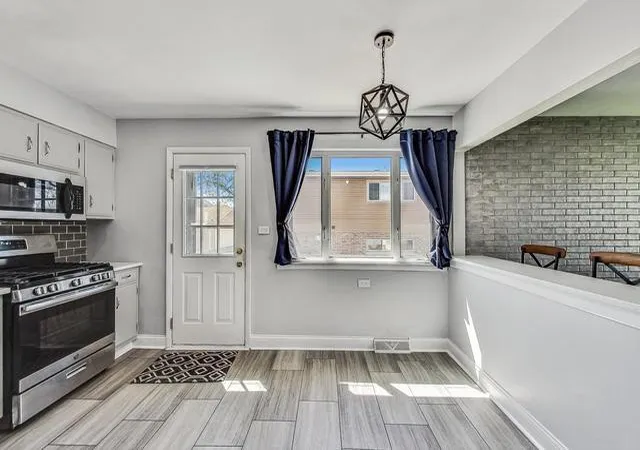 Photo 4 of Single family home for sale at 509 N Willow Rd, Elmhurst, IL 60126 | MLS# 12754994 | Listing updated on 2026-09-17