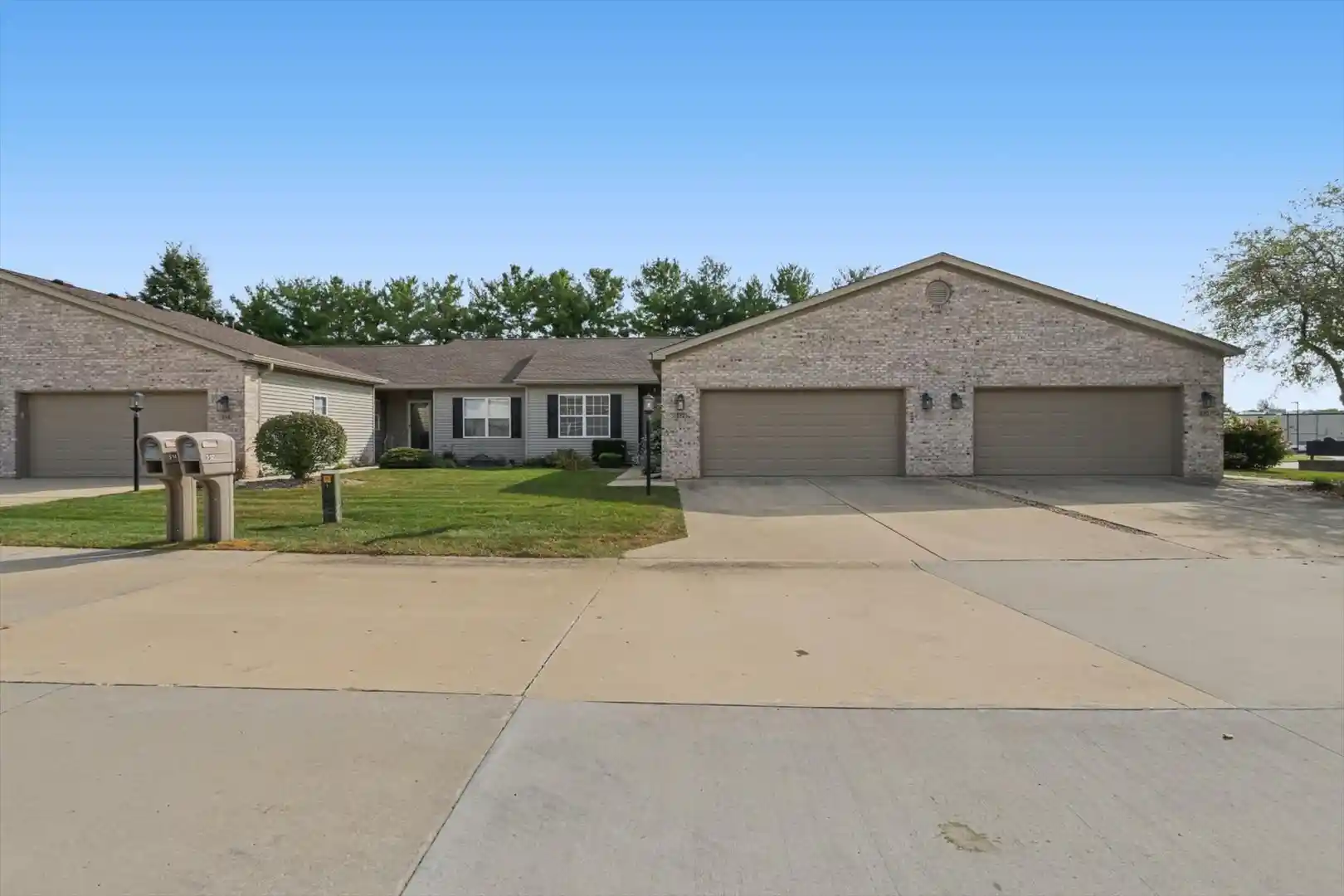 Listing Photo 2 - Condo for sale in 512 Stonecrest Dr located at 512 Stonecrest Dr, Savoy, IL 61874 - Unit #512