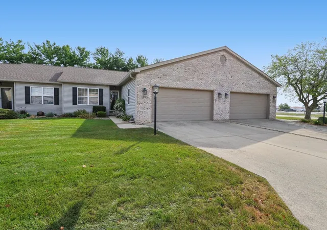 Listing Photo 3 - Condo for sale in building located at 512 Stonecrest Dr, Savoy, IL 61874 - Unit #512