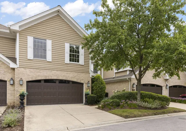 Photo 2 of Townhouse for sale at 11124 Indian Woods Dr, Indian Head Park, IL 60525 | MLS# 12755016 | Listing updated on 2026-09-24