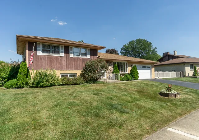 Photo 2 of Single family home for sale at 1101 N Millns Ln, Addison, IL 60101 | MLS# 12755032 | Listing updated on 2026-09-22