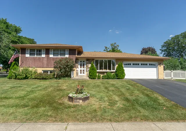 Photo 3 of Single family home for sale at 1101 N Millns Ln, Addison, IL 60101 | MLS# 12755032 | Listing updated on 2026-09-22