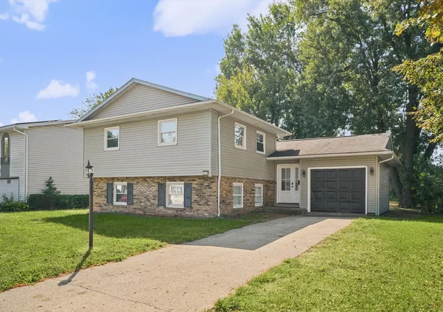 Photo 2 of Sale Pending at 1747 E Barrington Ave, Decatur, IL 62526 | MLS# 12755035 | Listing updated on 2026-09-23