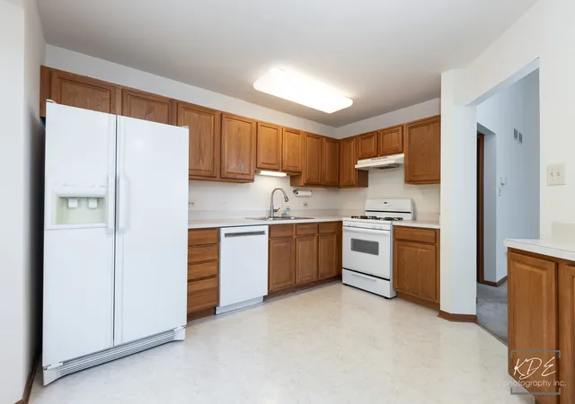 Photo 4 of Townhouse for sale at 14017 S Cambridge Cir, Plainfield, IL 60544 | MLS# 12755046 | Listing updated on 2026-09-23