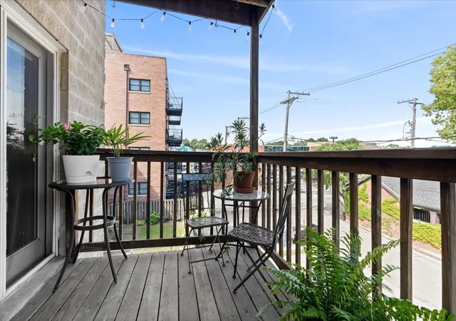 Listing Photo 2 - Condo for sale in building located at 1338 W Addison St, Chicago, IL 60613 - Unit #2