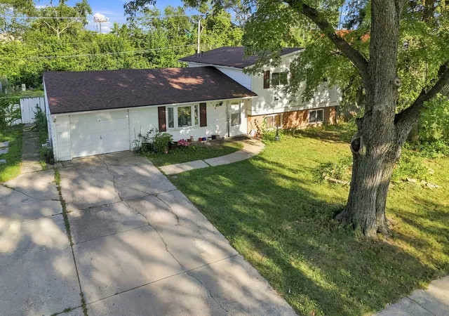 Photo 2 of Single family home for sale at 116 S Pinecrest Rd, Bolingbrook, IL 60440 | MLS# 12755053 | Listing updated on 2026-09-24