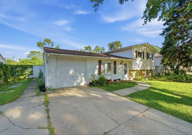 Photo 3 of Single family home for sale at 116 S Pinecrest Rd, Bolingbrook, IL 60440 | MLS# 12755053 | Listing updated on 2026-09-24