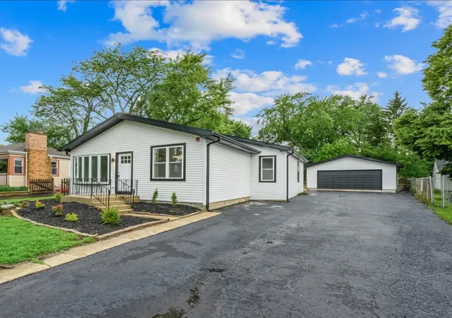 Photo 1 of Single family home for sale at 18172 W Twin Lakes Blvd, Grayslake, IL 60030 | MLS# 12755056 | Listing updated on 2026-09-15