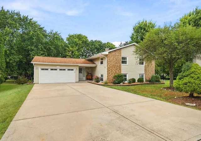 Photo 2 of Single family home for sale at 25240 W Marble Ct, Channahon, IL 60410 | MLS# 12755068 | Listing updated on 2026-10-07