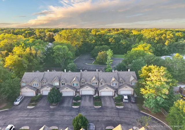 Photo 3 of Townhouse for sale at 548 Silver Aspen Cir #548, Crystal Lake, IL 60014 | MLS# 12755071 | Listing updated on 2026-10-04