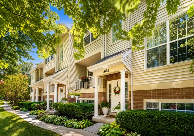 Photo 2 of Townhouse for sale at 505 Pheasant Trl, St. Charles, IL 60174 | MLS# 12755072 | Listing updated on 2026-09-15