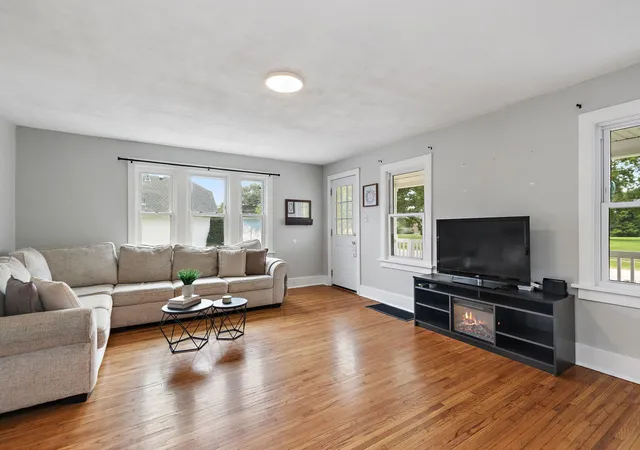 Photo 4 of Single family home for sale at 724 5th Avenue, Belvidere, IL 61008 | MLS# 12755089 | Listing updated on 2026-09-13