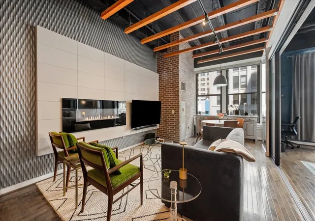 Listing Photo 5 - Condo for sale in building located at 20 N State St, Chicago, IL 60602 - Unit #409