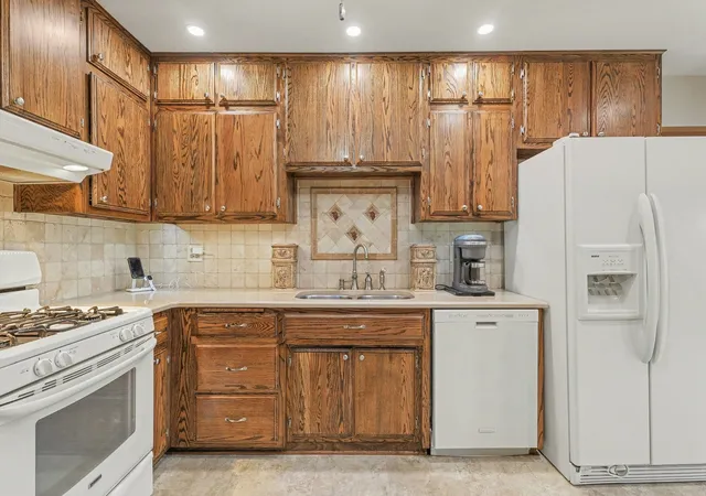 Photo 3 of Single family home for sale at 8507 167th Street, Tinley Park, IL 60487 | MLS# 12755110 | Listing updated on 2026-09-29