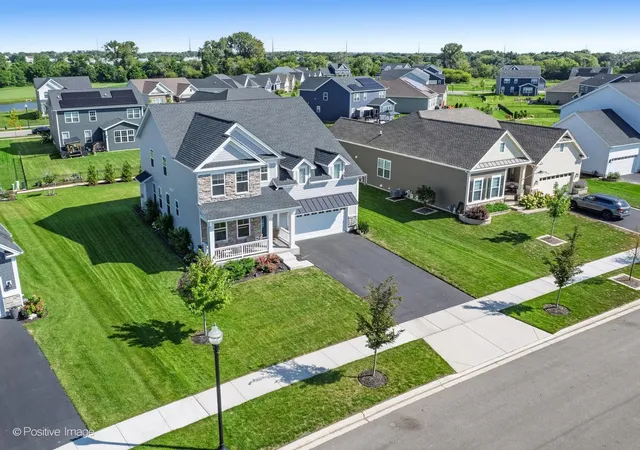 Photo 3 of Single family home for sale at 3550 Doral Dr, Elgin, IL 60124 | MLS# 12755121 | Listing updated on 2026-09-15
