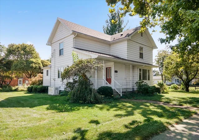 Photo 1 of Single family home for sale at 300 S Jackson St, Flanagan, IL 61740 | MLS# 12755145 | Listing updated on 2026-10-16